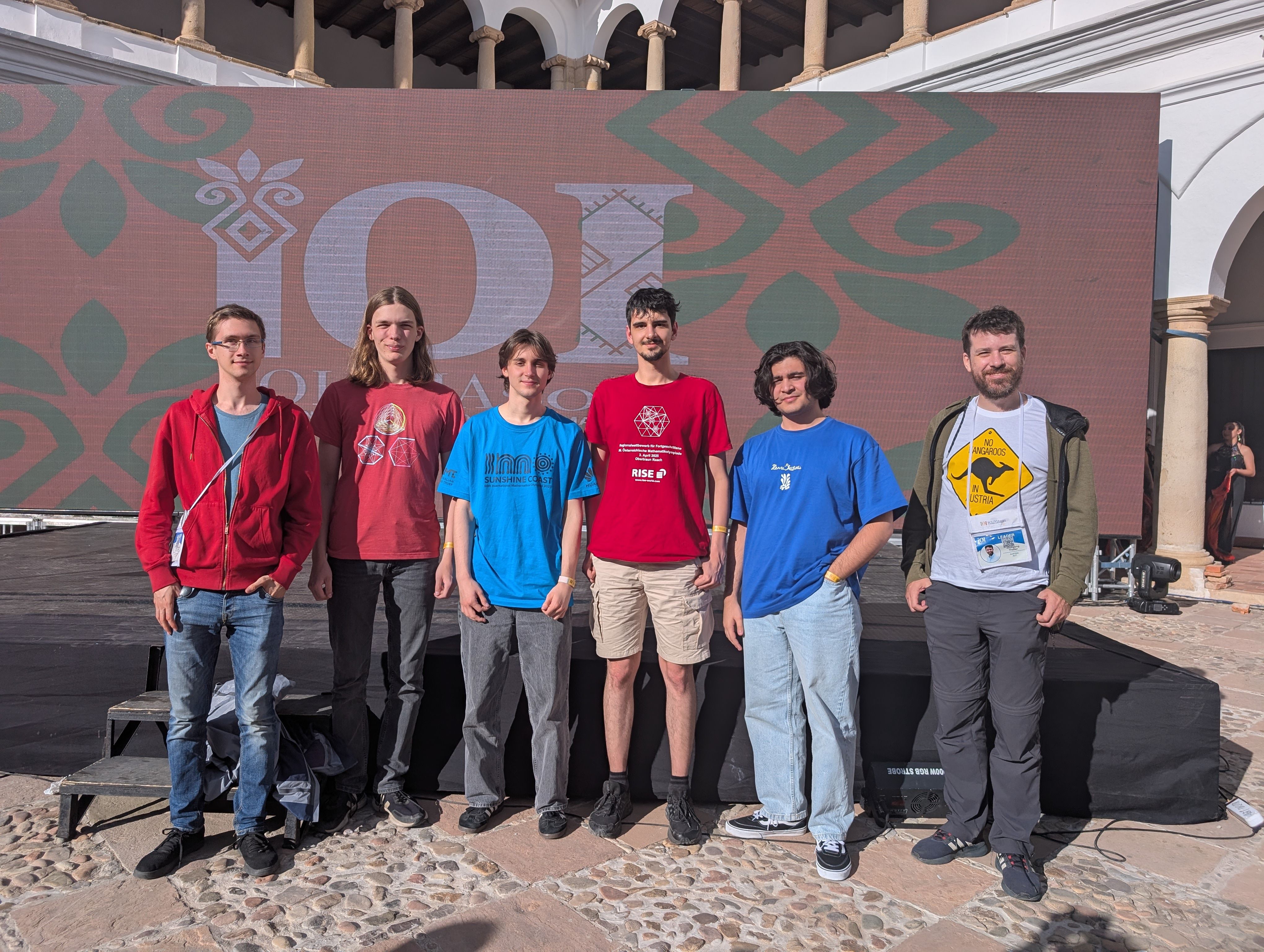 Gruppenfoto vor der Bühne der Eröffnungszeremonie