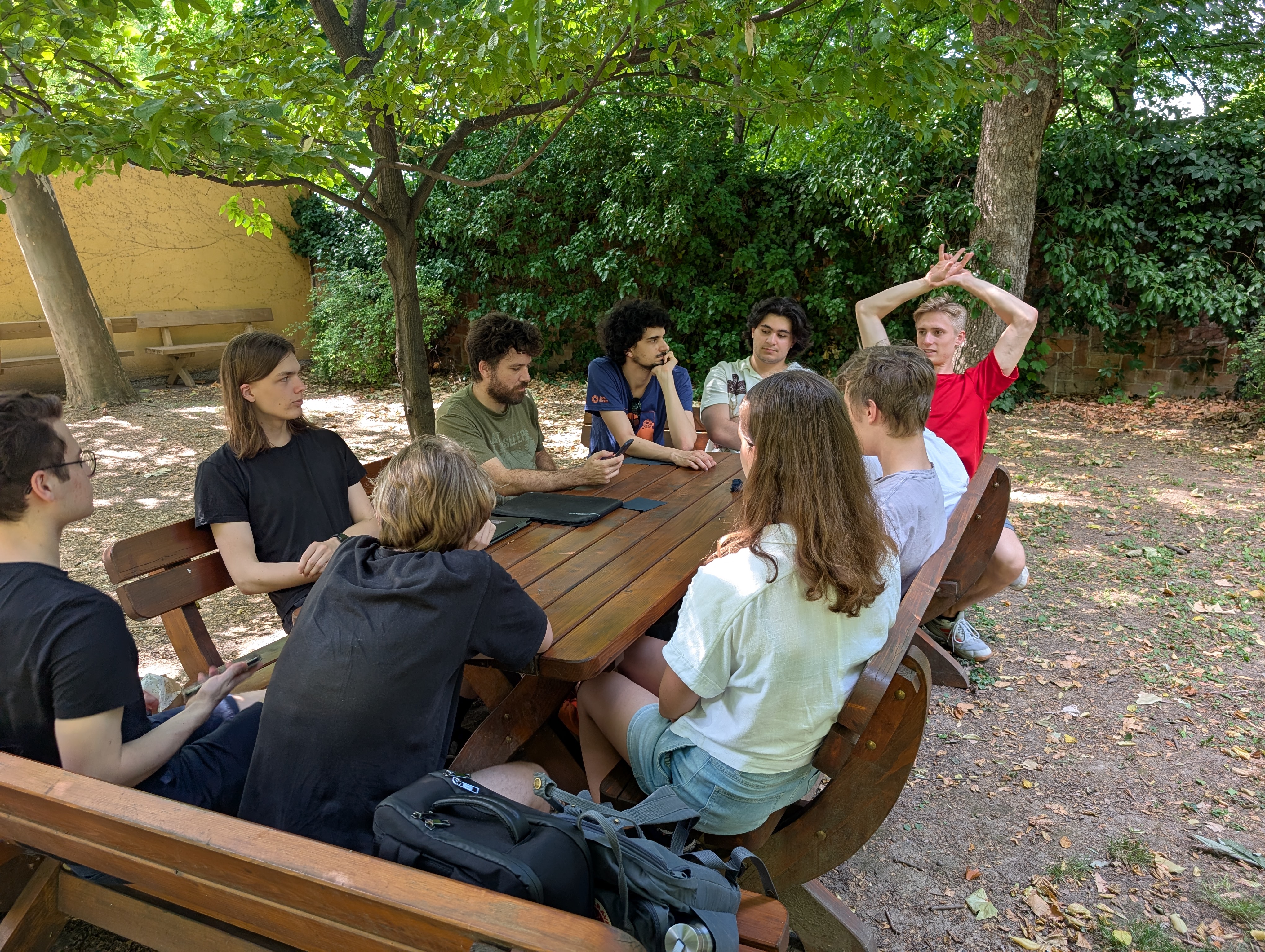 Entspanntes Diskutieren der Teams im Innenhof der TU