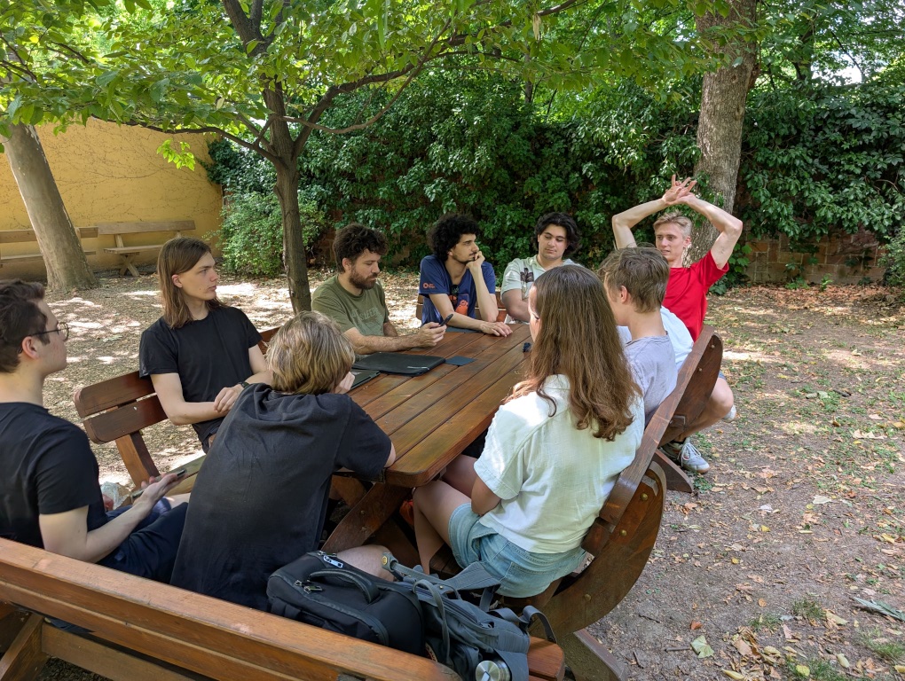 Entspanntes Diskutieren der Teams im Innenhof der TU