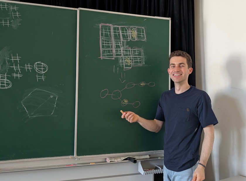 Ein Trainer erklärt den Teilnehmerinnen eine Aufgabe